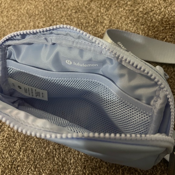 Lululemon Everywhere Belt Bag 1L Pastel Blue - Picture 2 of 3